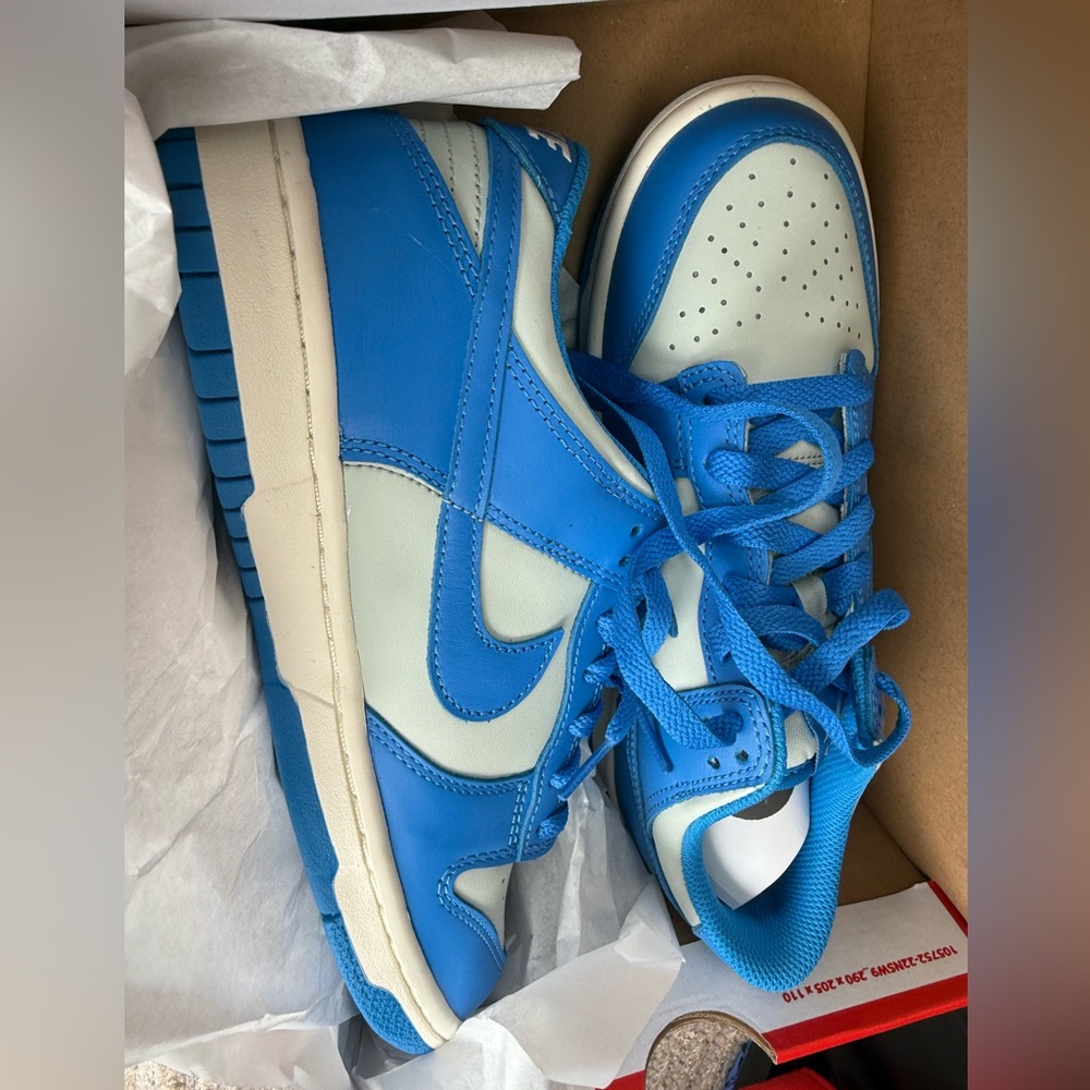 💙💙BNIB - Brand New Nike Sneakers in Blue and White💙💙